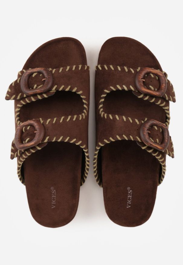 Born2be - Beżowe Klapki VICES Ozdobione Przeszyciami i Klamrami z Imitacji Drewna Kallinope. Okazja: na co dzień. Kolor: beżowy. Wzór: aplikacja. Styl: retro, casual, klasyczny