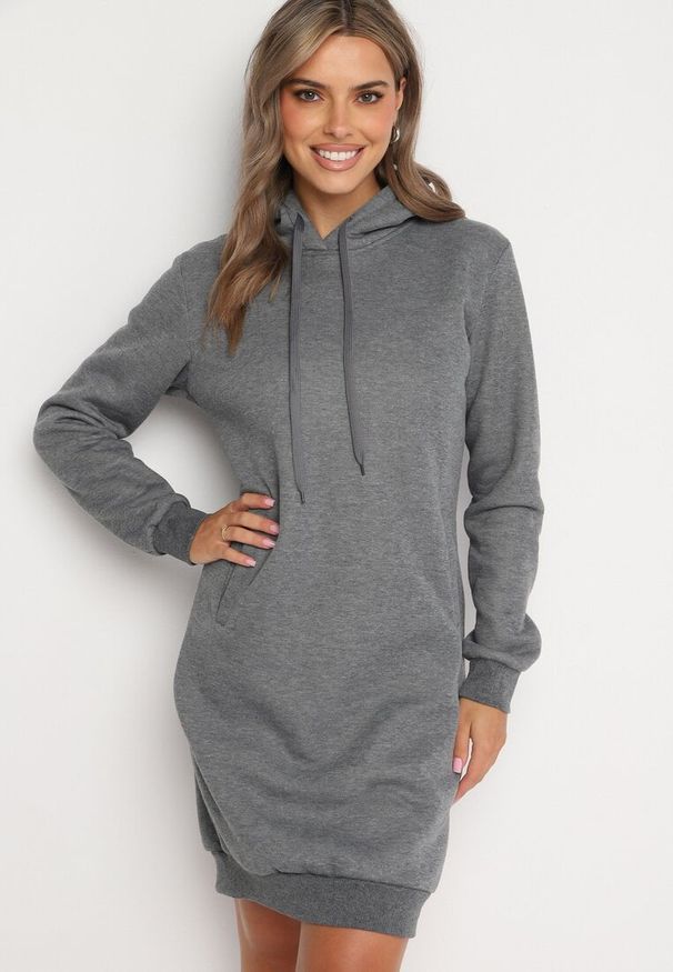 Born2be - Ciemnoszara Tunika Bluza z Bawełną Kapturem i Sznurkami Mivilora. Okazja: na co dzień, do pracy. Typ kołnierza: kaptur. Kolor: szary. Materiał: bawełna. Długość rękawa: długi rękaw. Długość: długie. Styl: sportowy, casual