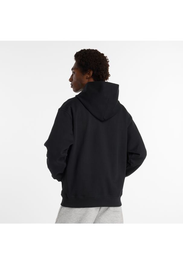 Bluza męska New Balance MT53925BK – czarna. Typ kołnierza: kaptur. Kolor: czarny. Materiał: bawełna, dresówka, materiał. Wzór: aplikacja