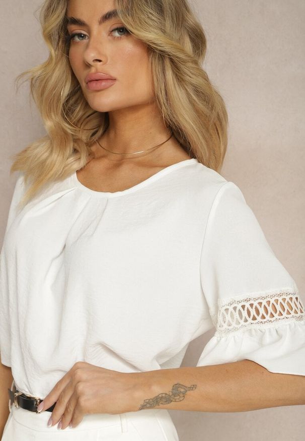 Renee - Biała Luźna Bluzka z Ażurową Wstawką na Rękawach Birian. Kolor: biały. Materiał: koronka, jeans. Wzór: ażurowy. Sezon: lato. Styl: elegancki