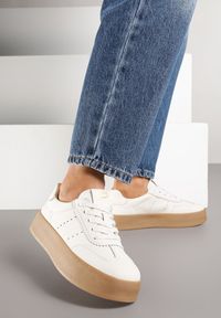 Renee - Beżowe Sneakersy na Platformie Ozdobione Perforacją Haladina. Okazja: na co dzień. Zapięcie: sznurówki. Kolor: beżowy. Materiał: jeans. Wzór: aplikacja. Obcas: na platformie