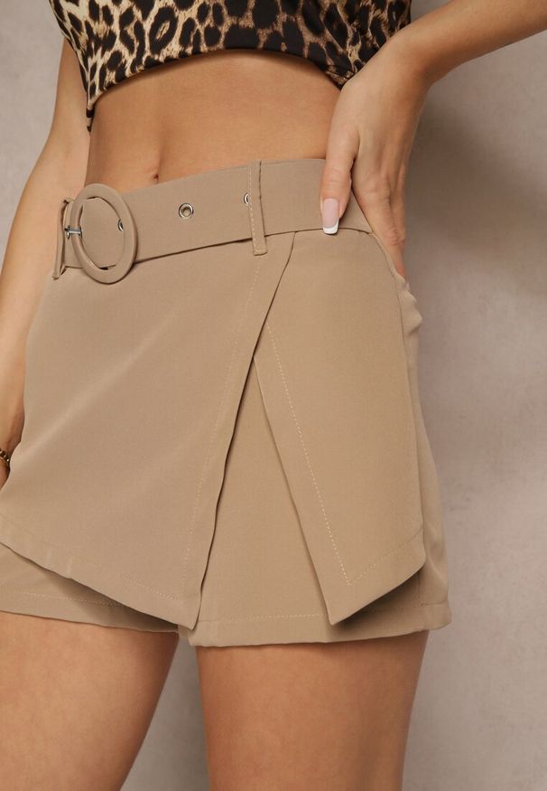 Renee - Ciemnobeżowe Szorty Stylizowane na Spódniczkę z Paskiem Halavina. Okazja: na spacer, na imprezę. Stan: podwyższony. Kolor: beżowy. Sezon: lato. Styl: elegancki