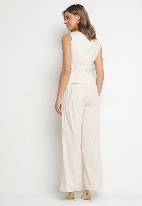 Born2be - Jasnobeżowy Komplet Garniturowy z Wiskozą Kamizelka z Paskiem i Spodnie Firlivin. Kolor: beżowy. Materiał: wiskoza