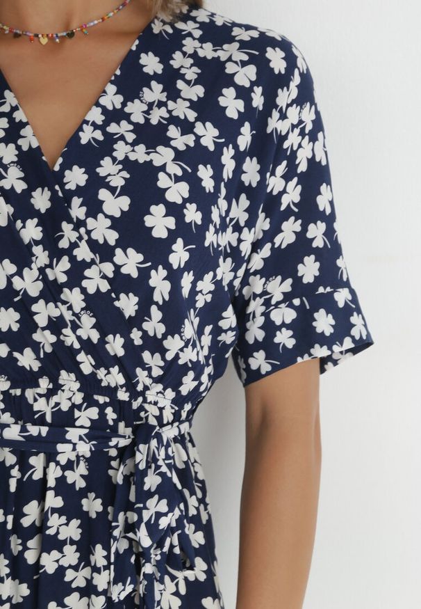 Born2be - Granatowa Sukienka Achanie. Typ kołnierza: dekolt w serek. Kolor: niebieski. Materiał: materiał, wiskoza. Długość rękawa: krótki rękaw. Typ sukienki: kopertowe, asymetryczne. Długość: maxi