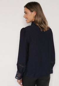 Born2be - Granatowa Koszula ze Stójką i Koronką Argochis. Typ kołnierza: kołnierzyk stójkowy. Kolor: niebieski. Materiał: koronka. Wzór: koronka #4