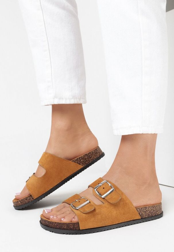 Born2be - Camelowe Klapki Kleogoria. Okazja: na co dzień, na spacer. Kolor: brązowy. Sezon: lato. Obcas: na obcasie. Styl: elegancki, klasyczny, casual. Wysokość obcasa: niski