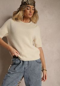 Renee - Beżowy Sweter o Fasonie T-shirtu z Wełną Dannirae. Okazja: na co dzień. Kolor: beżowy. Materiał: wełna. Długość rękawa: krótki rękaw. Długość: krótkie. Styl: elegancki, casual