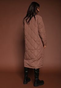 Renee - Brązowy Długi Płaszcz Kurtka Ozdobiona Pikowaniem Hamid. Kolor: brązowy. Długość: długie. Wzór: aplikacja #6