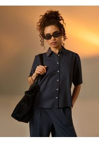 Sinsay - Wiskozowa koszula z krótkim rękawem z domieszką lnu - niebieski. Kolor: niebieski. Materiał: wiskoza, len. Długość rękawa: krótki rękaw. Długość: krótkie #1