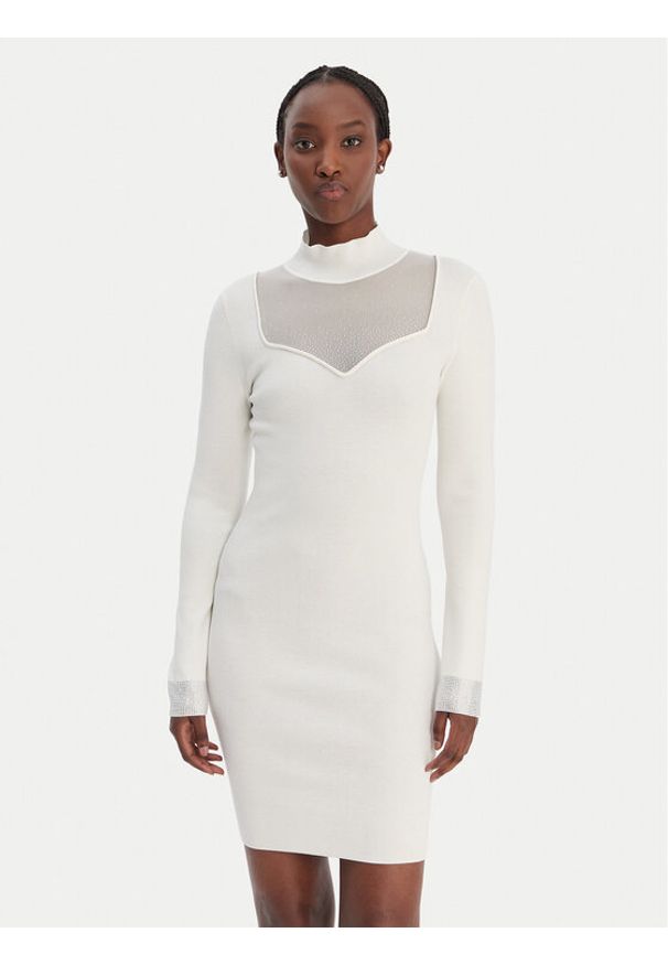 Guess Sukienka dzianinowa W6RK61 Z4842 Biały Regular Fit. Kolor: biały. Materiał: syntetyk