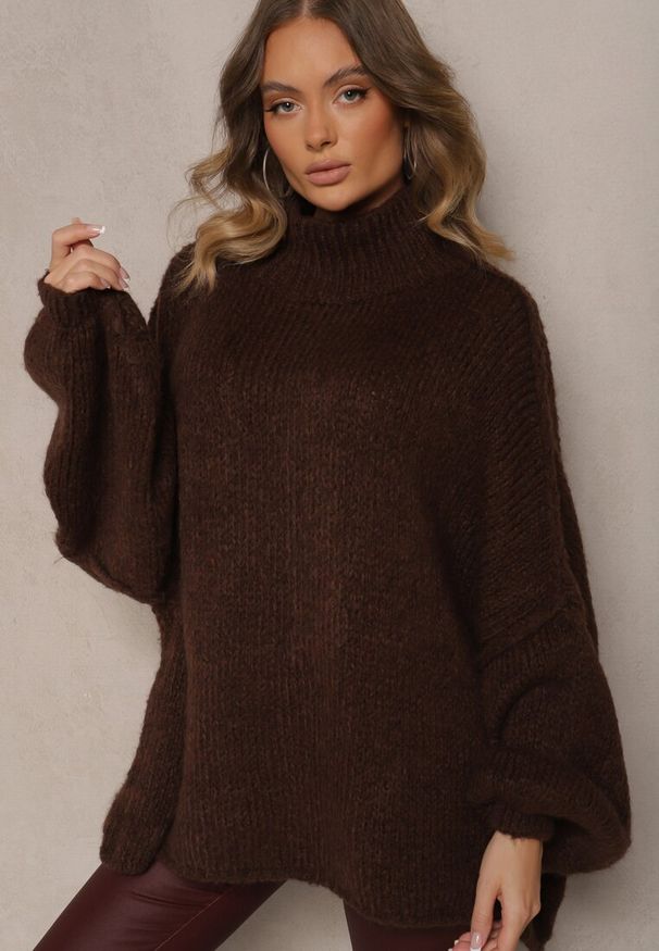 Renee - Brązowy Golf Oversize z Wełną z Opadającą Linią Ramion Lilirea. Okazja: na co dzień. Typ kołnierza: golf. Kolor: brązowy. Materiał: wełna. Styl: casual, elegancki