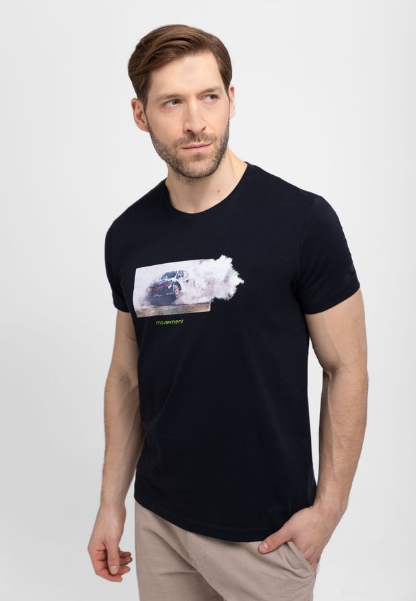 Volcano - T-shirt z samochodem rajdowym T-DUST. Kolekcja: plus size. Materiał: bawełna, materiał. Długość rękawa: krótki rękaw. Długość: krótkie. Wzór: napisy, nadruk. Styl: klasyczny, sportowy