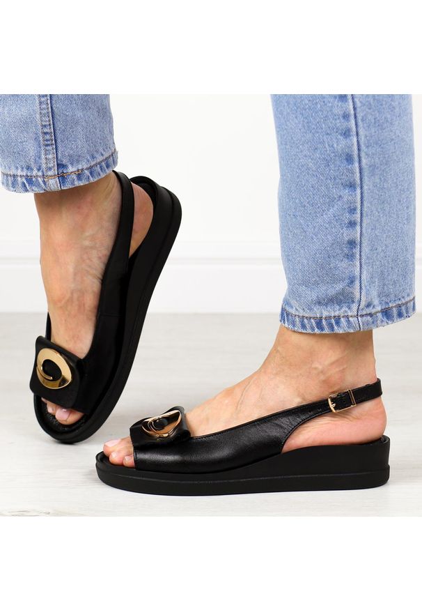 DEONI - Czarne skórzane Polskie sandały damskie na platformie Deoni L100. Kolor: czarny. Materiał: skóra. Wzór: aplikacja. Sezon: lato. Obcas: na platformie. Styl: elegancki, klasyczny