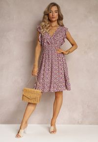 Renee - Fioletowo-Różowa Wiskozowa Sukienka Mini z Gumkami w Pasie w Kwiatki Reeves. Typ kołnierza: dekolt kopertowy, kołnierz z falbankami. Kolor: fioletowy. Materiał: wiskoza. Wzór: kwiaty. Typ sukienki: kopertowe, rozkloszowane. Długość: mini