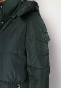 Born2be - Ciemnozielona Długa Kurtka Płaszcz Pikowana z Kapturem Bellique. Typ kołnierza: kaptur. Kolor: zielony. Długość: długie. Wzór: aplikacja #2