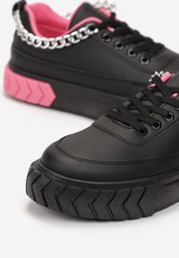 Renee - Czarne Sneakersy na Tłoczonej Platformie Ozdobione Łańcuchem Jaihini. Kolor: czarny. Wzór: aplikacja. Obcas: na platformie #5