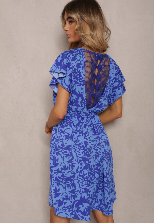 Renee - Niebieska Pudełkowa Sukienka w Ornamentalny Wzór z Paskiem i Koronkową Wstawką Ceviana. Okazja: na spacer, na imprezę. Kolekcja: plus size. Kolor: niebieski. Materiał: koronka. Długość rękawa: krótki rękaw. Typ sukienki: dla puszystych. Styl: elegancki, klasyczny