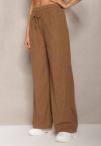 Renee - Brązowe Szerokie Spodnie o Prążkowanym Kroju z Gumką w Pasie Jovulla. Kolor: brązowy. Materiał: prążkowany #5