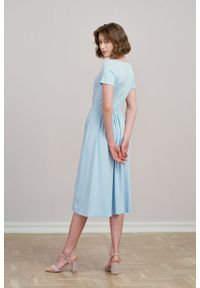 Marie Zélie - Sukienka Emelina błękitna mikromodal krótki rękaw. Kolor: niebieski. Materiał: wiskoza, dzianina, elastan, włókno, skóra, guma. Długość rękawa: krótki rękaw. Styl: klasyczny. Długość: midi #1