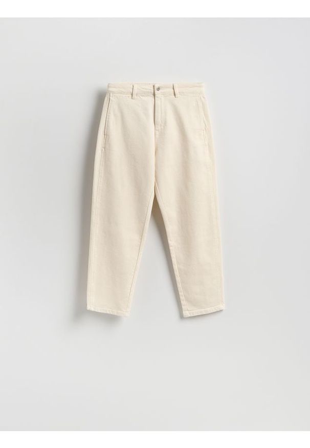 Reserved - Jeansy chino - kremowy. Kolor: kremowy