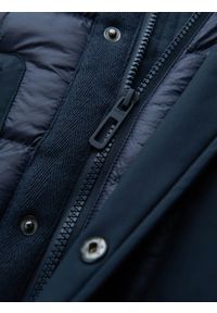 Ombre Clothing - Pikowana długa męska kurtka z dużymi kieszeniami – granatowa V4 OM-JALJ-0165 - XXL. Typ kołnierza: kaptur. Kolor: niebieski. Materiał: poliester, syntetyk, nylon, materiał, tkanina. Długość: długie. Wzór: gładki, aplikacja #9