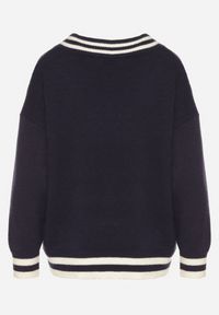 Born2be - Granatowy Sweter z Domieszką Kaszmiru w Stylu Preppy Liendria. Okazja: na spotkanie biznesowe, do pracy, na co dzień. Kolor: niebieski. Materiał: kaszmir. Wzór: aplikacja. Styl: biznesowy, klasyczny, casual #4
