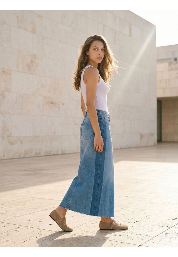 Sinsay - Jeansowa spódnica maxi z rozcięciem z tyłu - niebieski. Kolor: niebieski. Materiał: jeans