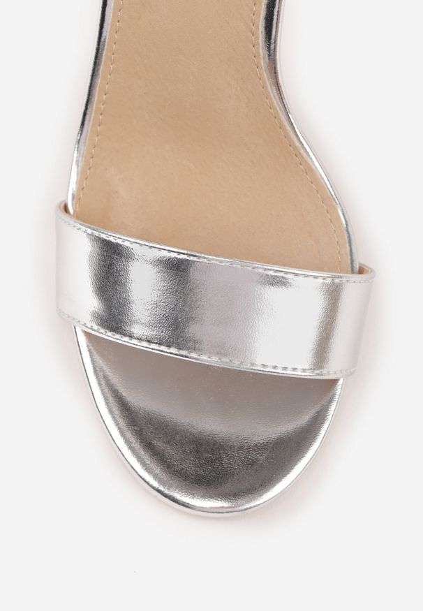 Renee - Srebrne Sandały na Słupku VICES ze Skórzaną Wkładką i Paskami Wokół Kostki Syneilla. Zapięcie: pasek. Kolor: srebrny. Materiał: skóra. Wzór: paski. Obcas: na słupku