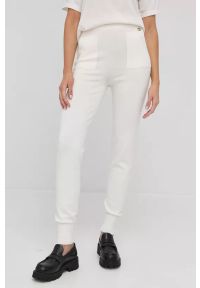 TwinSet - Białe spodnie dresowe Twinset. Okazja: na co dzień. Stan: podwyższony. Kolor: biały. Materiał: dresówka. Wzór: gładki. Styl: casual