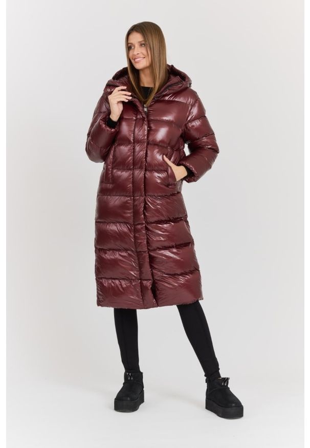 Hetrego - HETREGO Bordowy damski płaszcz puchowy Tara Woman Oversized Quilted Coat, Rozmiar 40 EU - 44 IT. Okazja: na co dzień. Kolor: czerwony. Materiał: puch. Długość rękawa: długi rękaw. Długość: długie. Styl: casual, elegancki