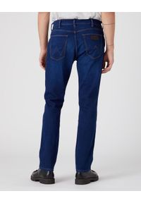 Wrangler - Spodnie jeansowe męskie WRANGLER GREENSBORO THE BULLSEYE. Okazja: na co dzień, na spacer, do pracy. Kolor: niebieski. Materiał: jeans. Styl: casual
