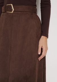 Born2be - Brązowa Rozkloszowana Wiskozowa Spódnica z Bawełną Ozdobiona Paskiem Nawedea. Okazja: na co dzień. Kolor: brązowy. Materiał: bawełna, wiskoza. Wzór: aplikacja. Styl: klasyczny, casual, elegancki #6