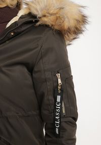 Born2be - Zielono-Beżowa Kurtka Parka z Futerkowym Odpinanym Zdobieniem przy Kapturze Inellae. Okazja: na co dzień. Kolor: zielony. Materiał: dzianina, jeans, futro. Wzór: aplikacja. Styl: casual, elegancki, klasyczny #6