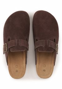 Born2be - Brązowe Zamszowe Klapki w Stylu Chodaków Ozdobione Klamrą Irinania. Okazja: na co dzień. Kolor: brązowy. Materiał: zamsz. Wzór: aplikacja. Styl: casual #6