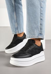 Renee - Czarne Sneakersy Streetwearowe na Platformie Ninelis. Okazja: na co dzień. Nosek buta: okrągły. Kolor: czarny. Materiał: jeans. Wzór: aplikacja. Obcas: na platformie