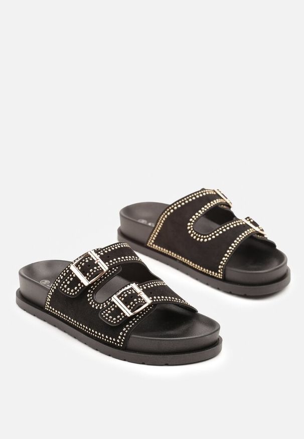 Born2be - Czarne Klapki Ozdobione Klamrami i Nitami Alerives. Okazja: na co dzień. Kolor: czarny. Wzór: aplikacja. Styl: klasyczny, elegancki, casual