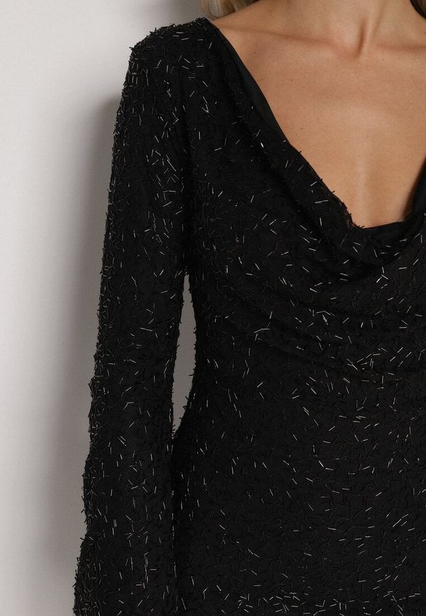 Born2be - Czarna Fakturowana Sukienka o Dopasowanym Kroju z Dekoltem Woda Silwedina. Typ kołnierza: dekolt woda. Kolor: czarny. Typ sukienki: oversize