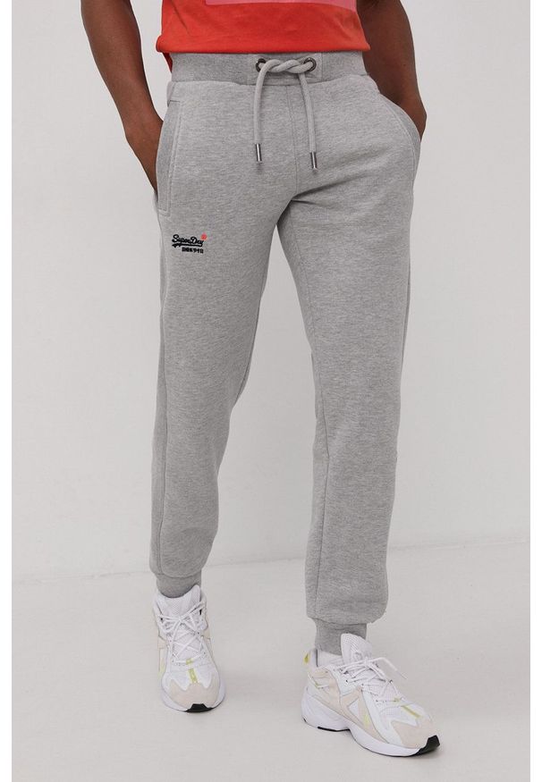 Superdry - Spodnie. Kolor: szary. Wzór: melanż