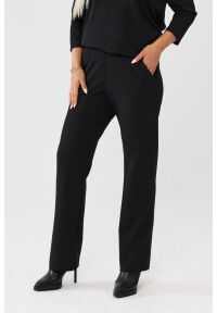 Moda Size Plus Iwanek - Czarne spodnie Florina - prosta nogawka i kieszenie po bokach PLUS SIZE XXL OVERSIZE JESIEŃ. Okazja: na co dzień, do pracy. Kolekcja: plus size. Kolor: czarny. Materiał: nylon, wiskoza, tkanina. Długość: krótkie. Sezon: jesień. Styl: casual, elegancki #1