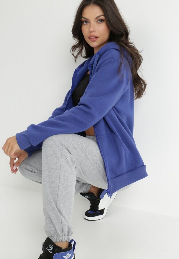 Born2be - Ciemnoniebieska Bluza z Kapturem Sithi. Okazja: na co dzień. Typ kołnierza: kaptur. Kolor: niebieski. Materiał: jeans. Długość rękawa: długi rękaw. Długość: długie. Styl: klasyczny, casual