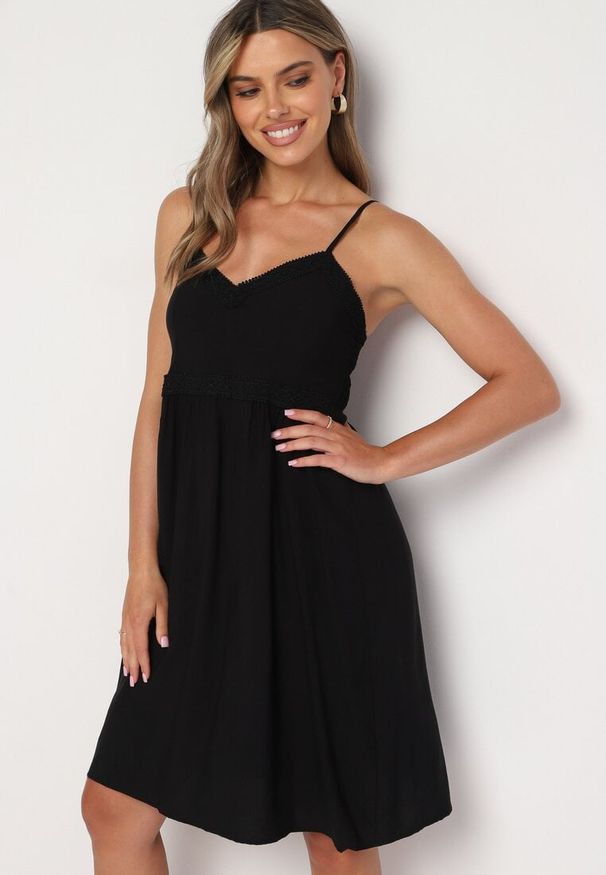 Born2be - Czarna Sukienka z Wiskozy na Cienkich Ramiączkach z Regulacją Ozdobiona Lampasem i Haftem Nelrissa. Okazja: na imprezę. Typ kołnierza: dekolt w kształcie V. Kolor: czarny. Materiał: wiskoza. Długość rękawa: na ramiączkach. Wzór: haft, aplikacja