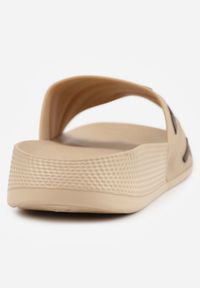 Born2be - Beżowe Klapki Basenowe na Grubej Podeszwie z Tłoczonymi Paskami i Napisem Menimisia. Okazja: na co dzień. Kolor: beżowy. Wzór: napisy. Sezon: lato. Styl: wakacyjny, casual, klasyczny, sportowy #3