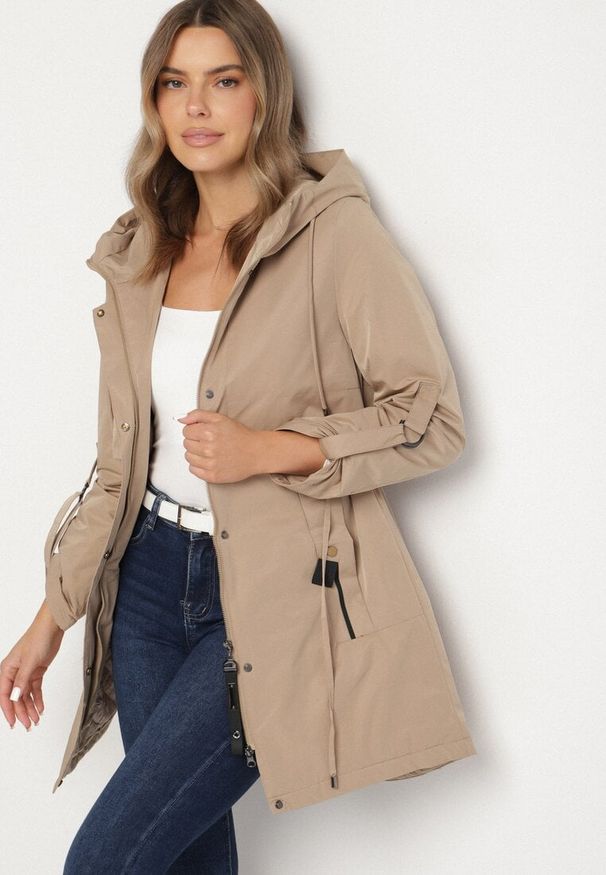 Born2be - Ciemnobeżowa Klasyczna Kurtka Parka z Kapturem i Ściągaczem w Talii Tulasira. Okazja: na co dzień. Typ kołnierza: kaptur. Kolor: beżowy. Materiał: jeans. Styl: klasyczny