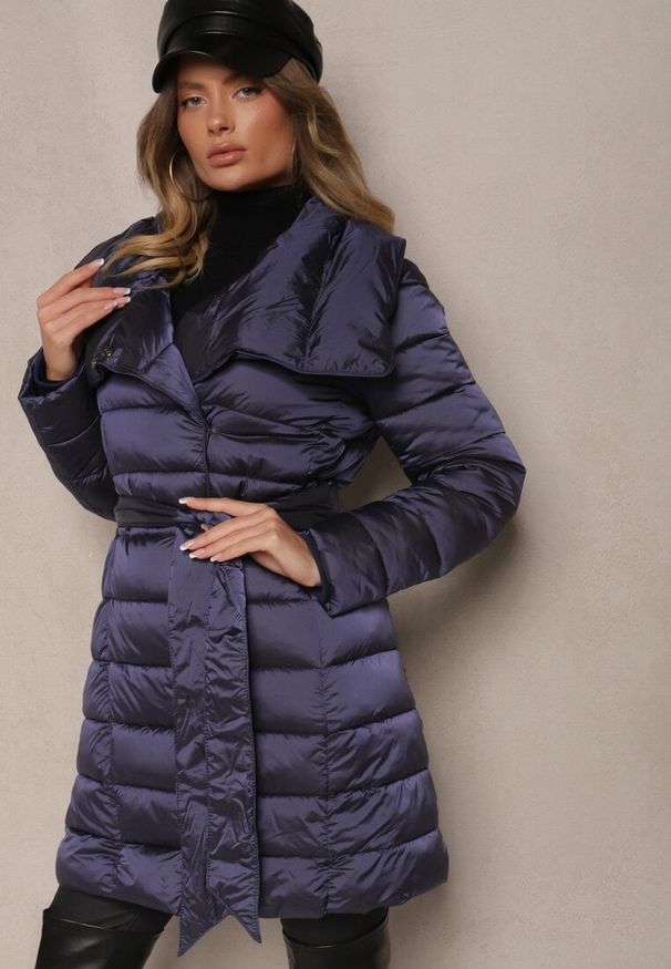 Renee - Granatowa Kurtka Dagiel. Typ kołnierza: bez kaptura. Kolor: niebieski. Długość rękawa: długi rękaw. Długość: długie. Wzór: aplikacja. Sezon: zima. Styl: elegancki