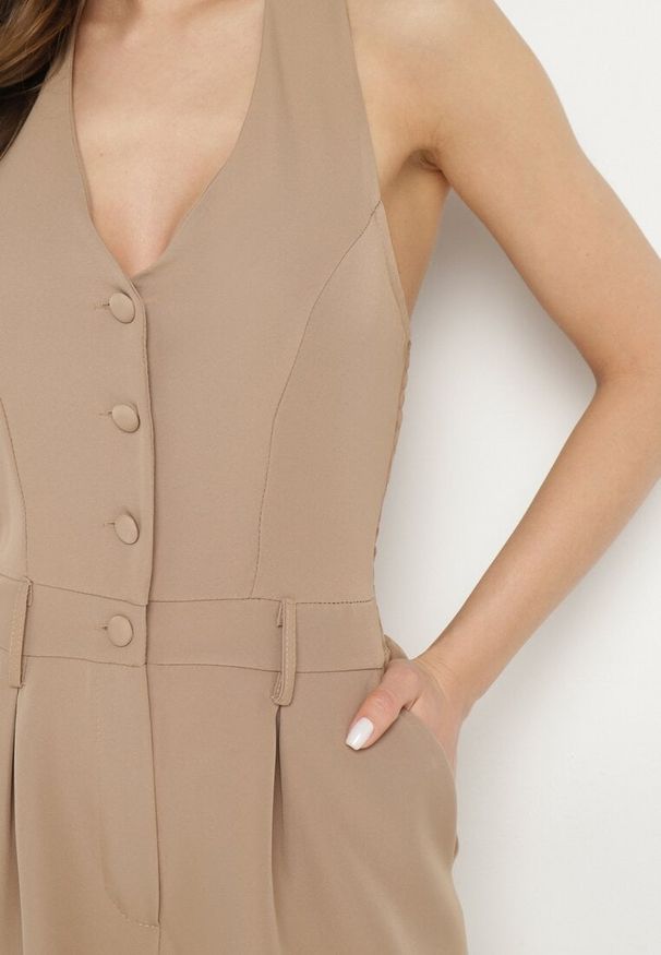 Born2be - Ciemnobeżowy Kombinezon Taliowany Ozdobiony Guzikami Niladwenna. Kolor: beżowy. Wzór: aplikacja. Styl: elegancki