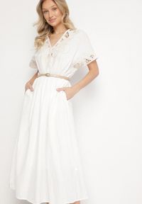 Born2be - Biała Bawełniana Sukienka w Stylu Rustykalnym z Kieszeniami Orriviane. Okazja: na spotkanie biznesowe, na co dzień, do pracy, na spacer. Typ kołnierza: dekolt w kształcie V. Kolor: biały. Materiał: bawełna. Wzór: aplikacja, haft. Typ sukienki: proste. Styl: biznesowy, casual #6
