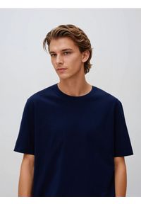 Reserved - T-shirt regular z bawełny - granatowy. Kolor: niebieski. Materiał: bawełna