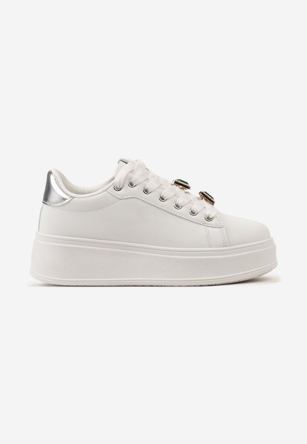 Born2be - Biało-Zielone Sneakersy na Platformie z Odpinanymi Zawieszkami Przy Sznurówkach Harhi. Zapięcie: sznurówki. Kolor: biały. Materiał: jeans, bawełna. Obcas: na platformie