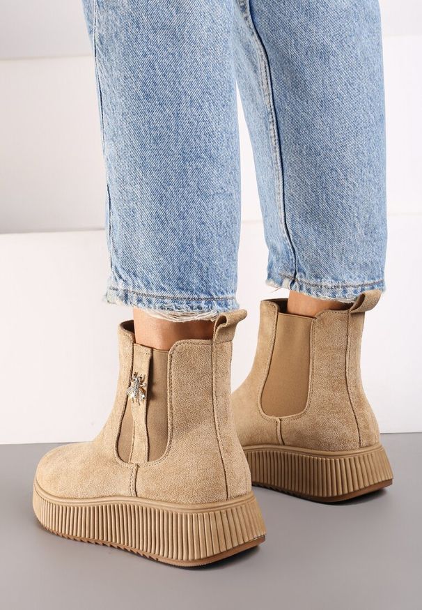 Born2be - Ciemnobeżowe Botki Sztyblety na Platformie z Metalowym Detalem przy Cholewce Danellia. Okazja: na co dzień. Kolor: beżowy. Materiał: jeans. Szerokość cholewki: normalna. Obcas: na platformie. Styl: casual, elegancki