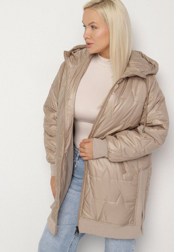 Born2be - Beżowa Kurtka z Pikowanymi Przeszyciami i Kapturem Zarimelia. Okazja: na co dzień. Kolekcja: plus size. Kolor: beżowy. Materiał: jeans. Styl: casual, sportowy, klasyczny, elegancki